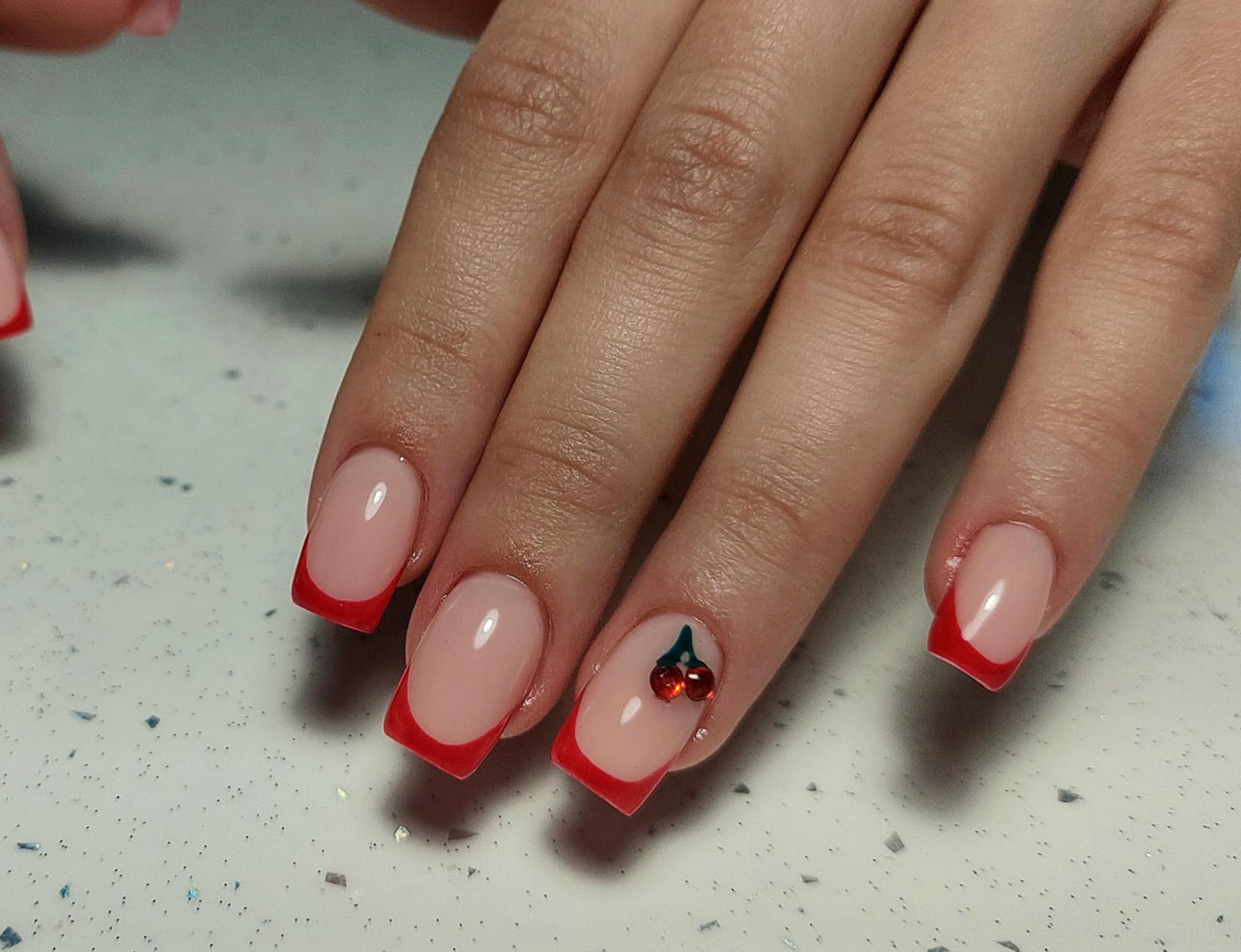 Manicure w neutralnych barwach